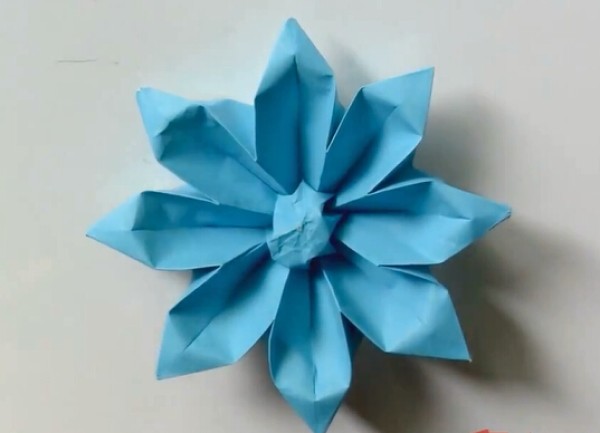 Origami Flower Encyclopedia teaches you how to make handmade origami flowers for Womens Day