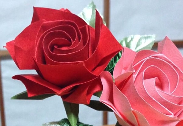 The latest Kawasaki rose handmade origami tutorial teaches you how to fold a complete origami rose.