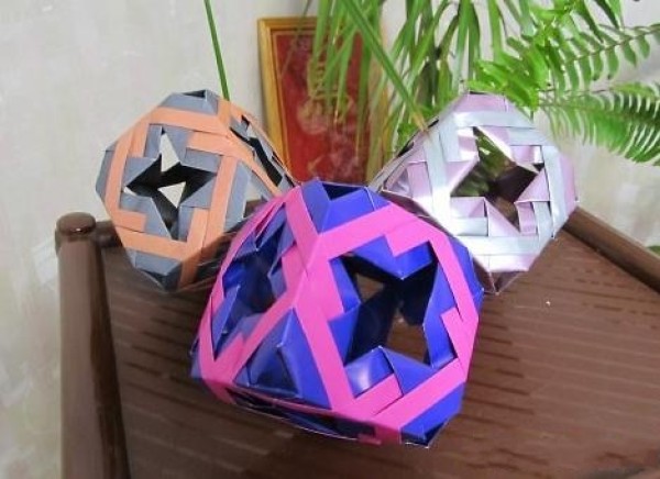 Illustrated tutorial for hand-making modular cubic paper ball flowers