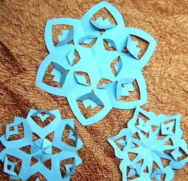 Tutorial on handmade three-dimensional paper-cut snowflakes