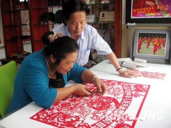 Mulin Town’s “Kyoto Qiao Niang” paper-cutting celebrates National Day