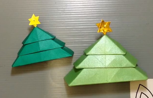 Simple origami Christmas tree handmade tutorial teaches you how to fold a simple Christmas tree