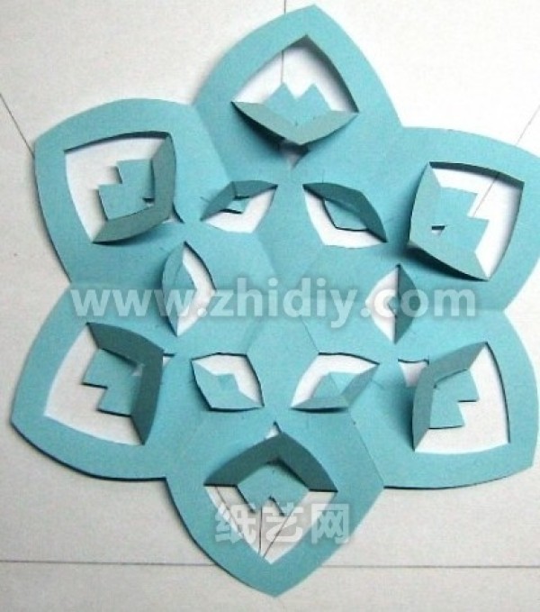 Tutorial on handmade three-dimensional paper-cut snowflakes