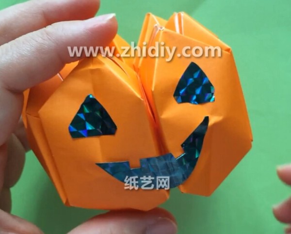 How to fold Halloween three-dimensional origami pumpkin lanterns