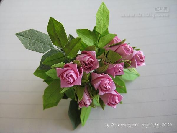 Shimizu Satsuki’s origami mini rose bouquet