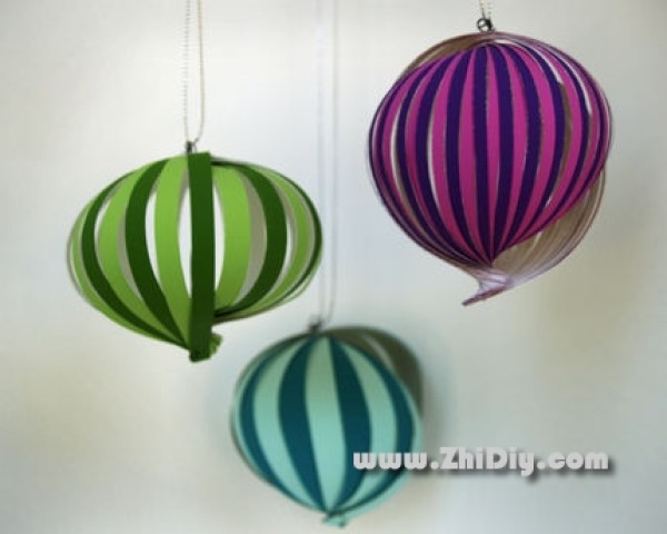 Tutorial on how to make paper lanterns, a must-have for the holidays!