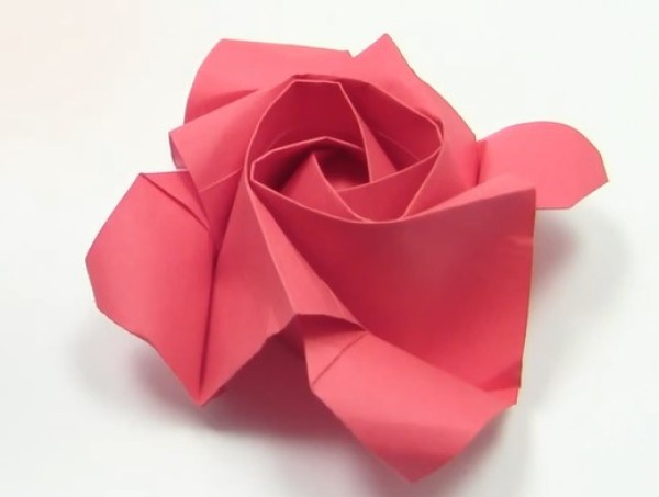 Video tutorial on how to fold a simple Kawasaki rose