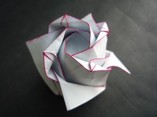 Teach you step by step how to make origami roses