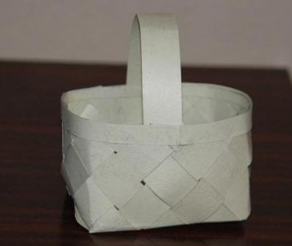 Tutorial on making paper baskets by hand