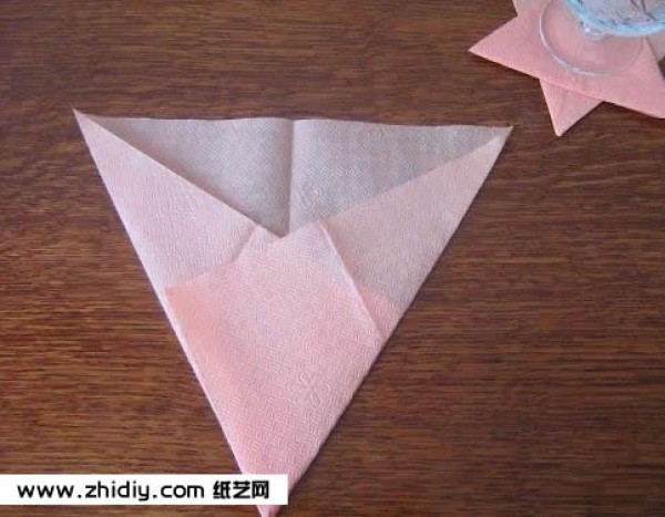 Illustrated tutorial on turning napkins into waste and making origami coasters by hand