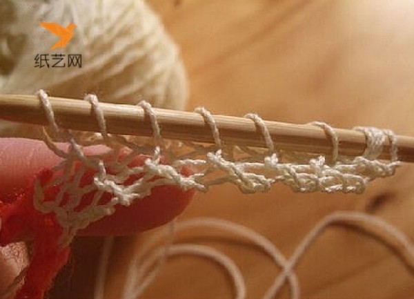 Illustrated tutorial on how to start a hand-knitted lace shawl for women