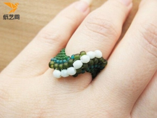 Tutorial on how to make a beautiful hand-woven beaded ring