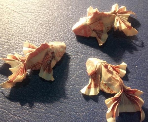 Video tutorial on folding goldfish from paper money. Manual tutorial on folding RMB origami.