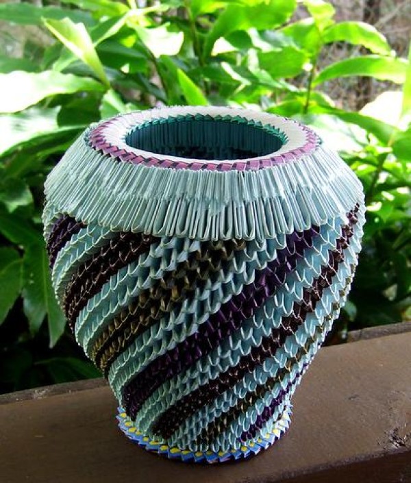 Appreciation of paper vase made from waste magazines