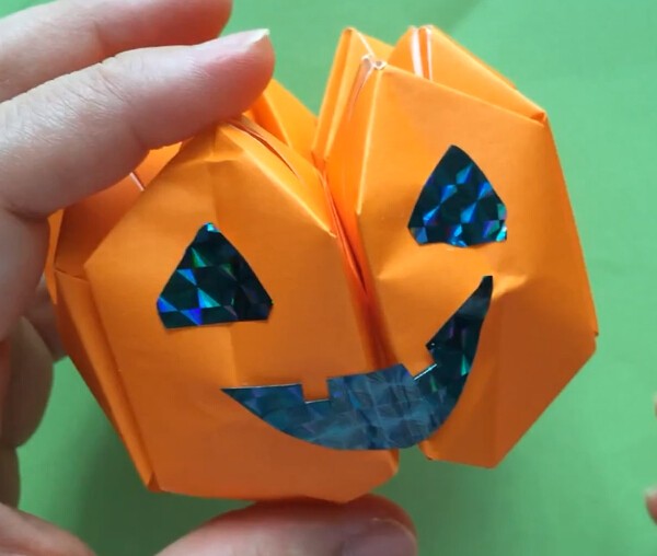 How to fold Halloween three-dimensional origami pumpkin lanterns