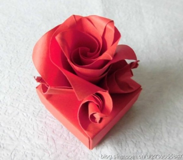 Complete illustrated tutorial for origami rose gift box for Chinese Valentines Day