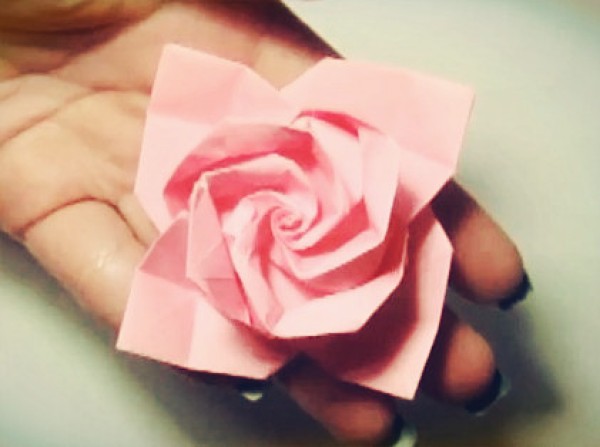 Origami rose video teaches you how to fold paper roses in a simple way