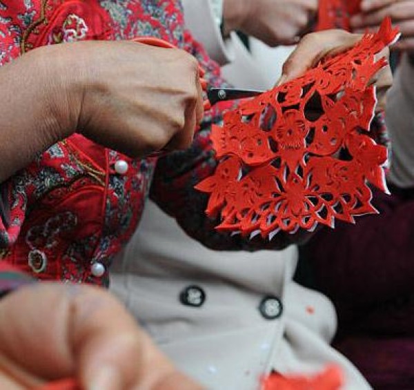 The production steps of Zhongyang Luliang folk paper-cutting