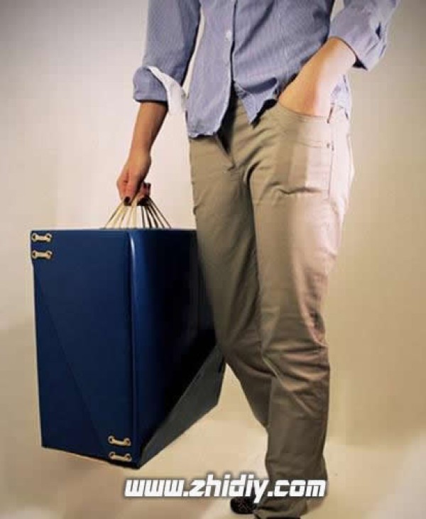 The combination of fashion and function-cardboard luggage