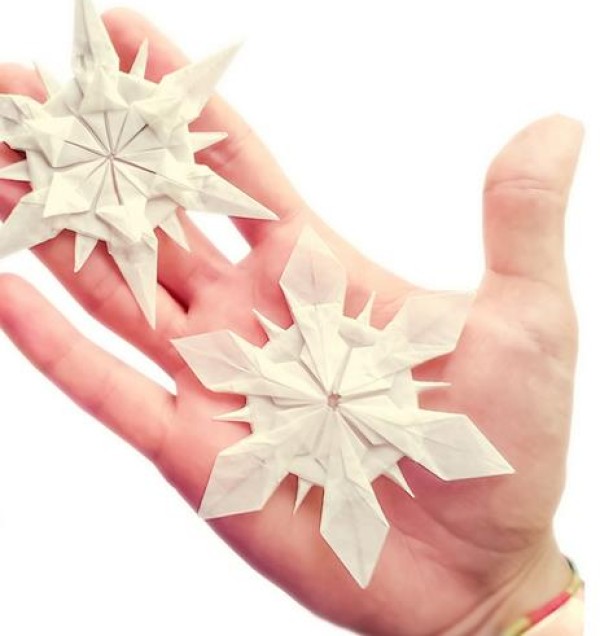 Christmas Origami Encyclopedia teaches you how to make handmade origami snowflakes