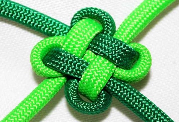 Chinese Knot Knitting Method teaches you step by step how to weave a four-leaf clover lucky knot.