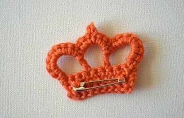 Handmade crochet cute crown brooch tutorial illustration