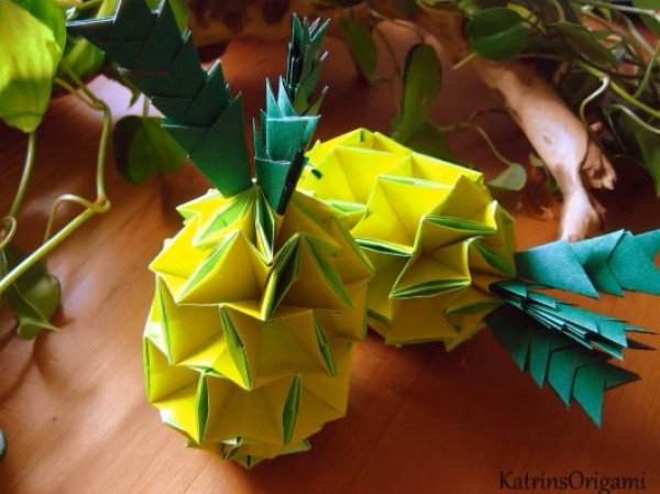 Origami Encyclopedia teaches you step-by-step video tutorials on modular origami pineapple.