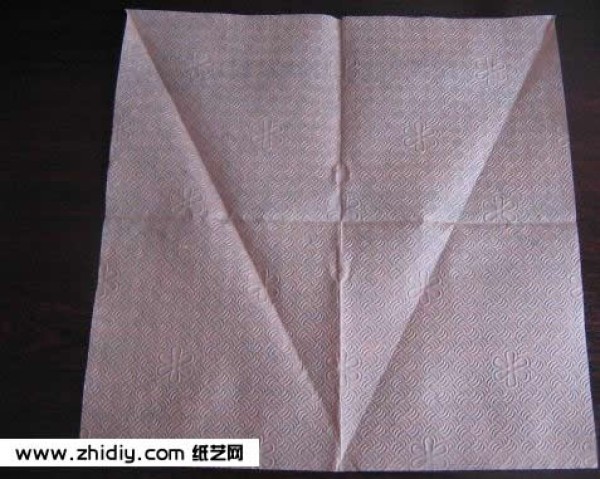 Illustrated tutorial on turning napkins into waste and making origami coasters by hand