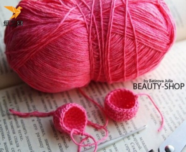 Handmade crochet cute heart-shaped knitting tutorial illustration