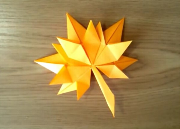 Handmade tutorial for combining origami maple leaves