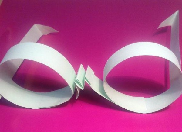 Handmade Origami Encyclopedia teaches you how to make simple origami glasses