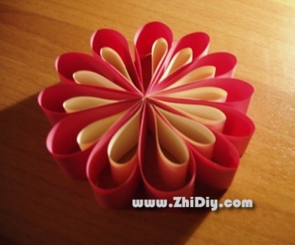 Tutorial on making elegant paper flower pendants