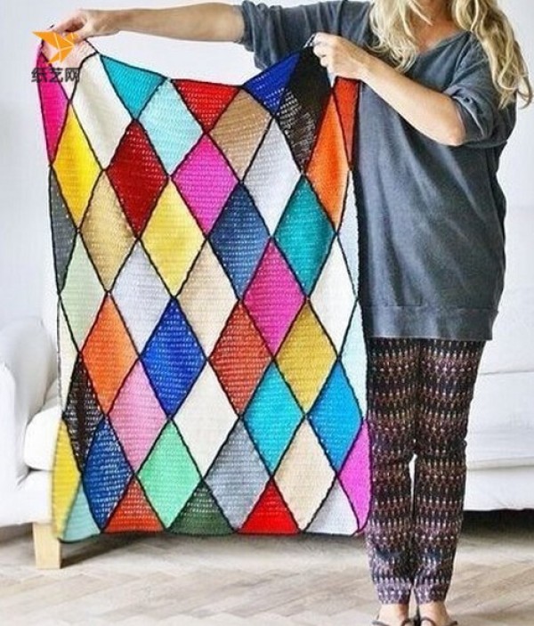 How to hook a blanket? Detailed pattern illustration of handmade crocheted diamond pattern patchwork blanket