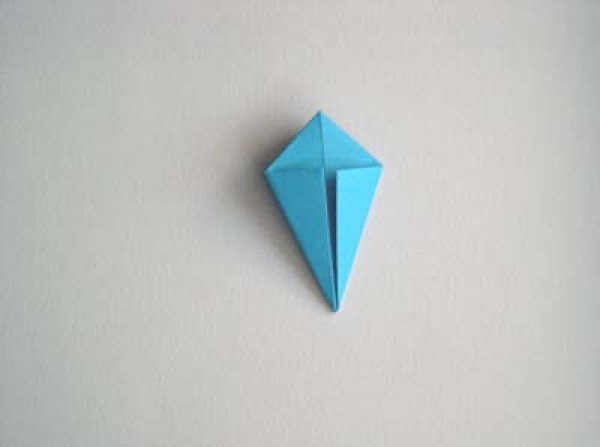 Making origami diamonds, essential small decorations for paper art works