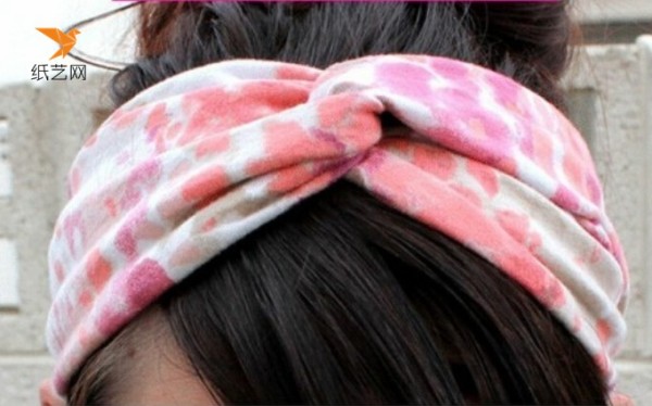 How to recycle old T-shirts? Illustrated tutorial on using old fabric T-shirt waste to make super beautiful hair hoops