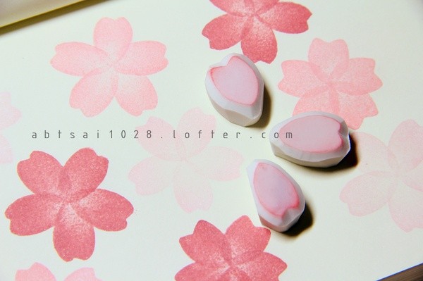 The transparent cherry blossoms on the rubber stamp look like the fragrance of flowers floating freely in the air.