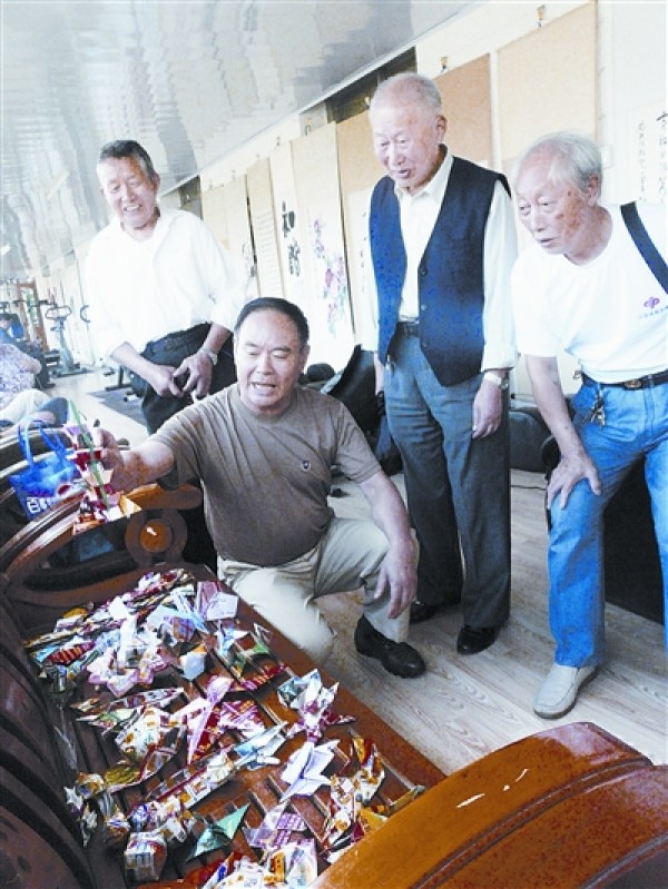 Elderly people give origami paper to children in hopes of playing less online games and doing more hands-on work (photo)