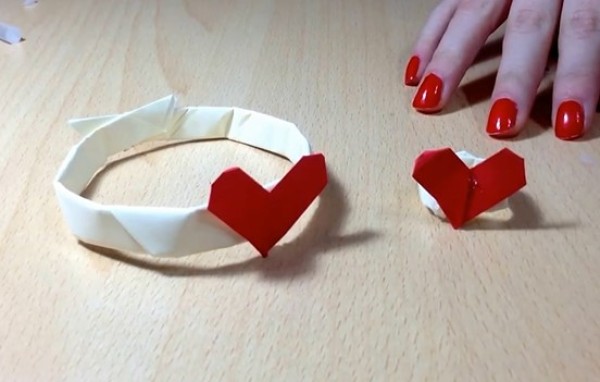 Origami heart ring for Valentines Day | Tutorial on how to fold handmade origami heart bracelet