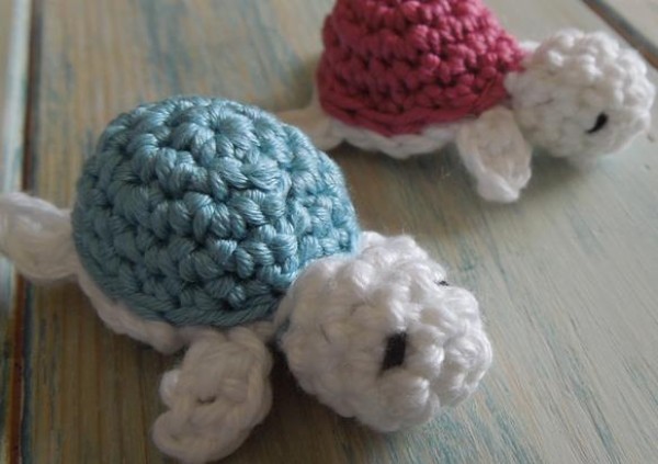 Crochet tutorial teaches you how to crochet a beautiful little turtle by hand.