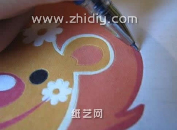 DIY tutorial on how to draw a cartoon lion on quilled paper