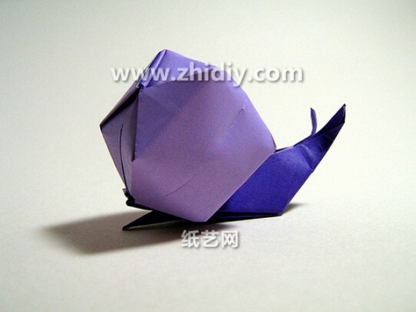 Video tutorial on how to fold origami snails by hand