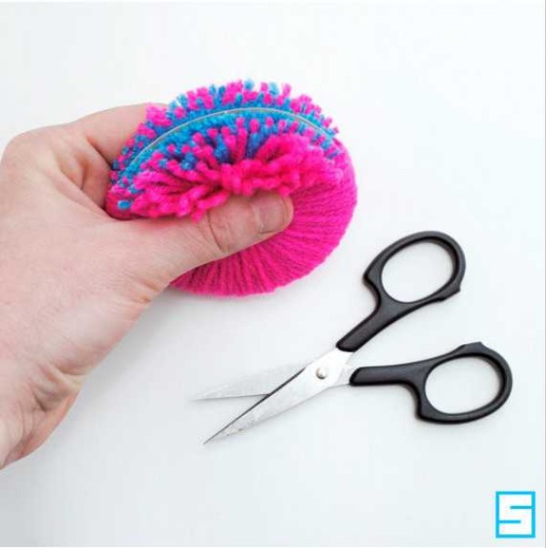 Crochet-detailed tutorial on making yarn ball bouquet