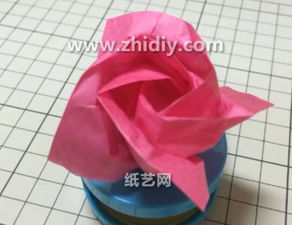 Tutorial on how to make simple origami roses by hand