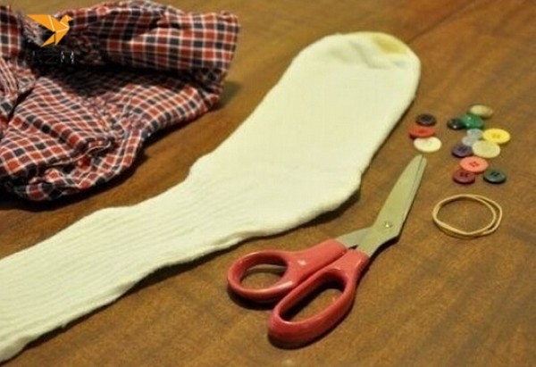 Illustrated tutorial on how to make a snowman by transforming handmade old items into socks