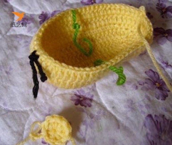 Detailed illustrated tutorial on wool knitting of baby shoes and childrens shoes