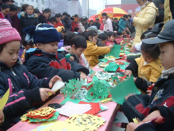 How to carry out paper-cutting education for young children