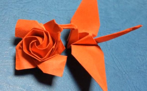 How to fold origami roses Video tutorial on origami cranes and roses