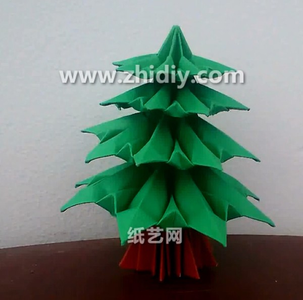 Christmas tree origami tutorial teaches you how to make an origami Christmas tree