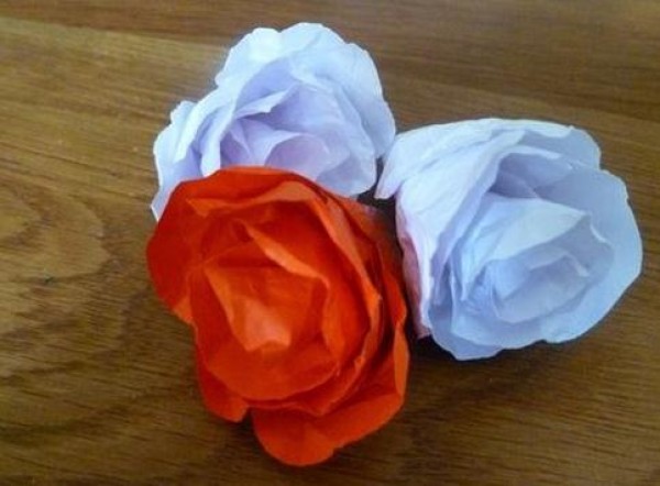 A quick tutorial to make an easy origami rose