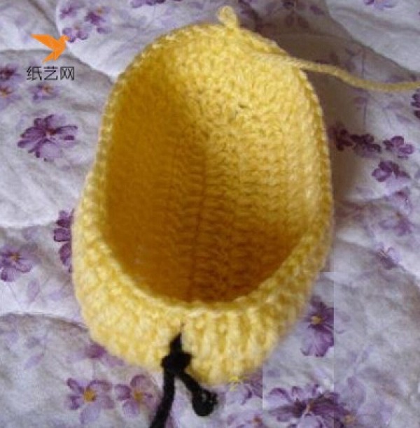 Detailed illustrated tutorial on wool knitting of baby shoes and childrens shoes